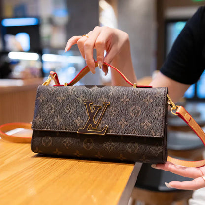 Luxuriöse Lederhandtasche mit Schulterriemen
