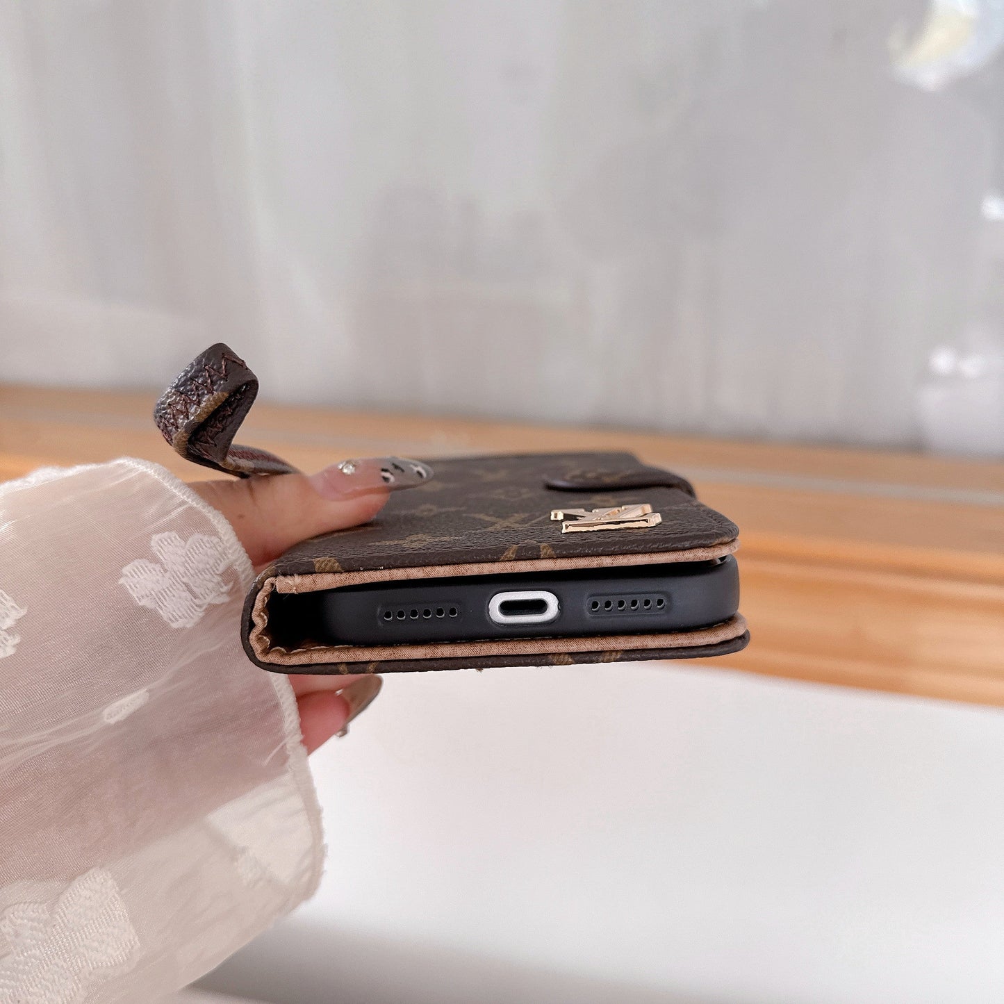 Premium iPhone Wallet-Hülle mit Handschlaufe
