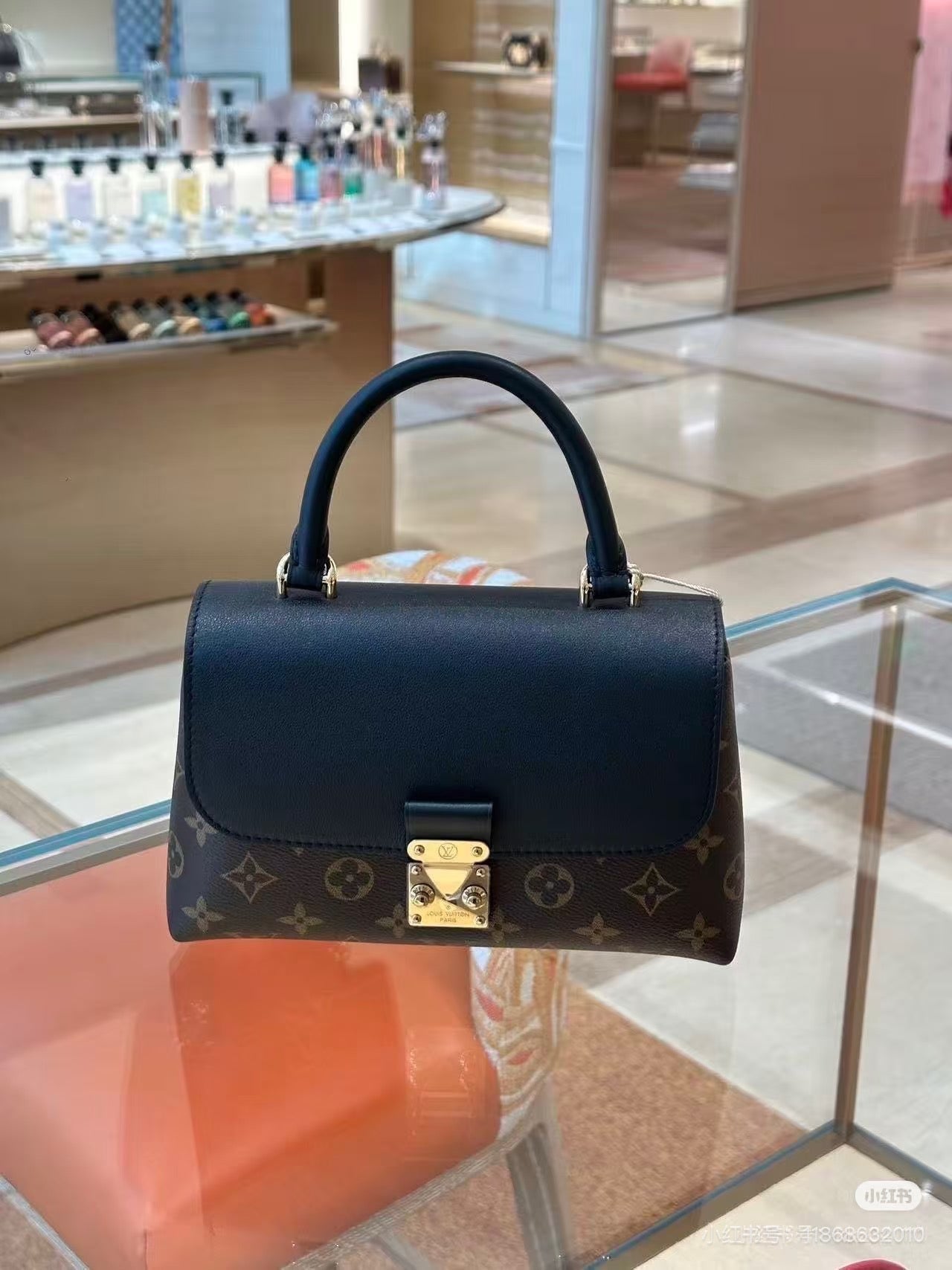 Minimalistische Kurzgriff-Handtasche – Ansicht 8