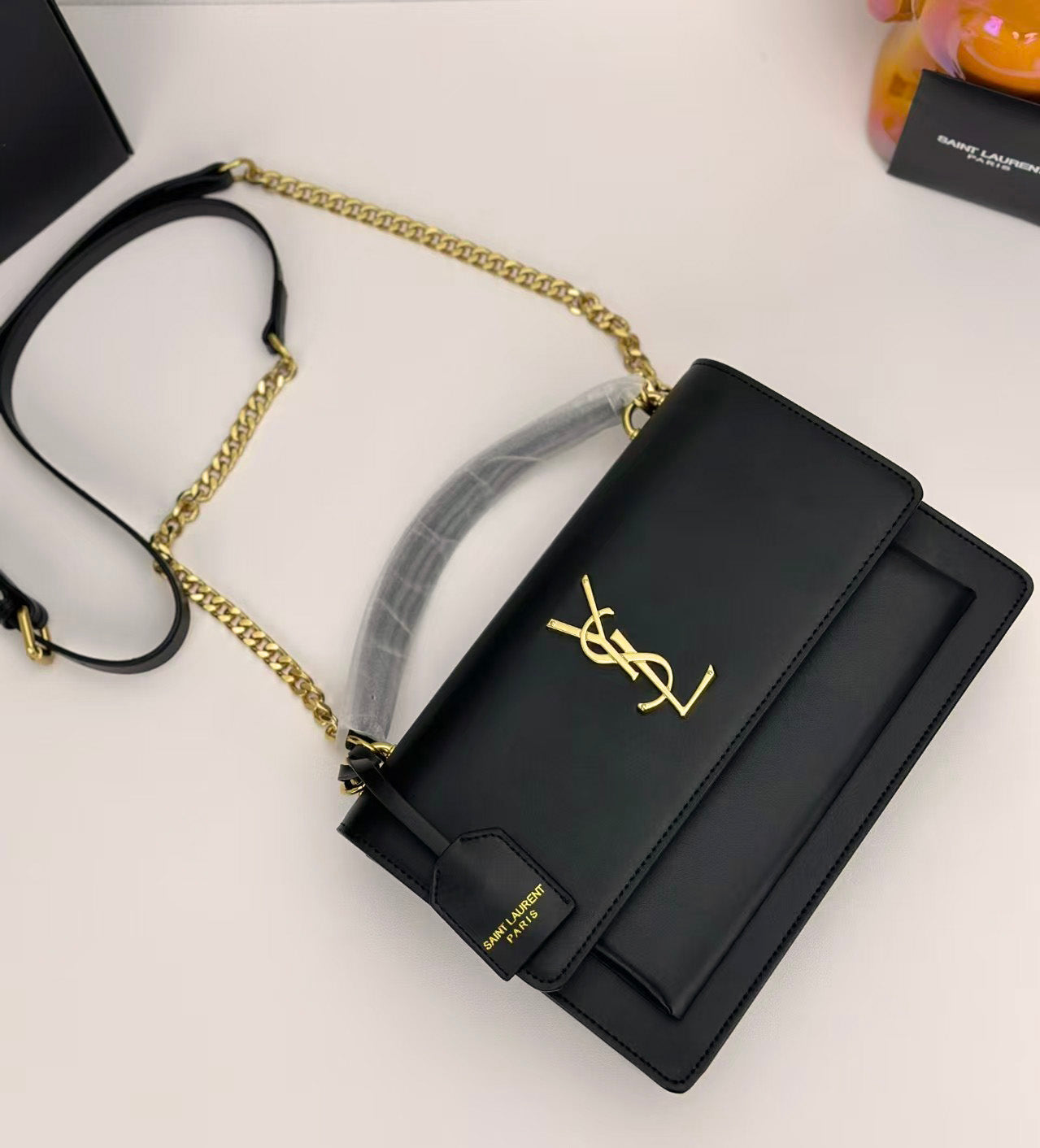 Strukturierte Leder-Schultertasche mit Goldkette – Foto 2