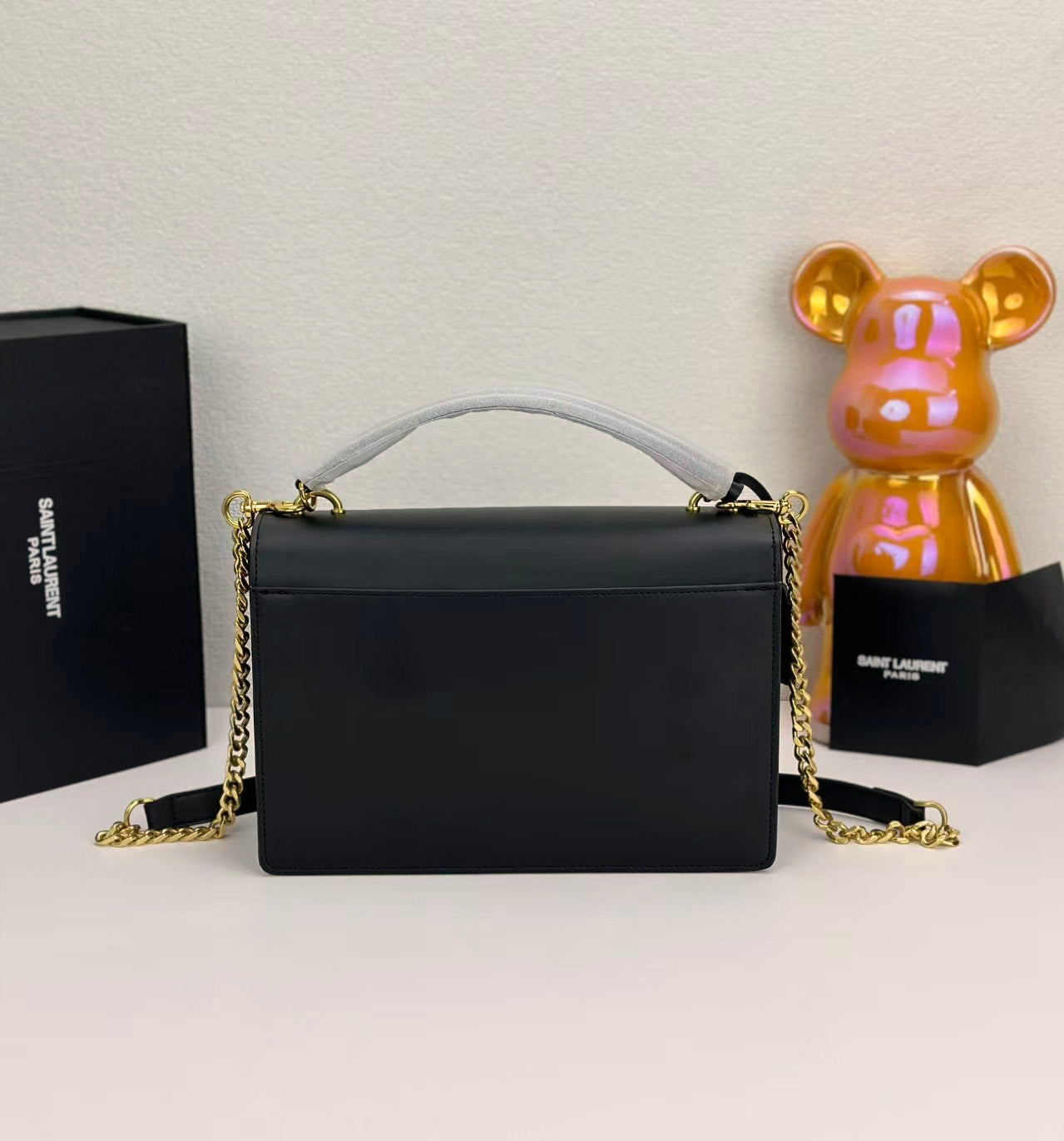 Strukturierte Leder-Schultertasche mit Goldkette – Foto 3