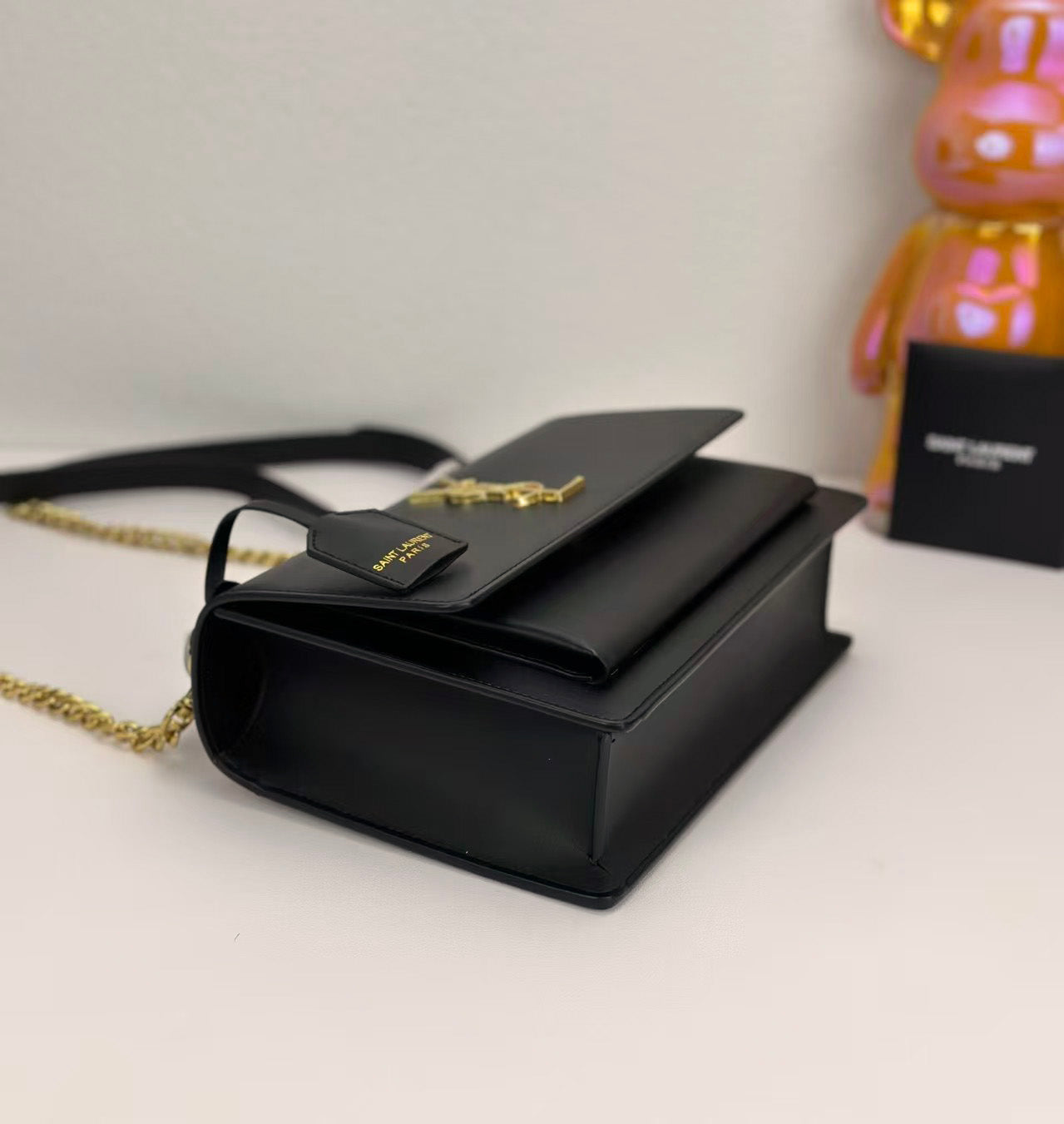 Strukturierte Leder-Schultertasche mit Goldkette – Foto 4