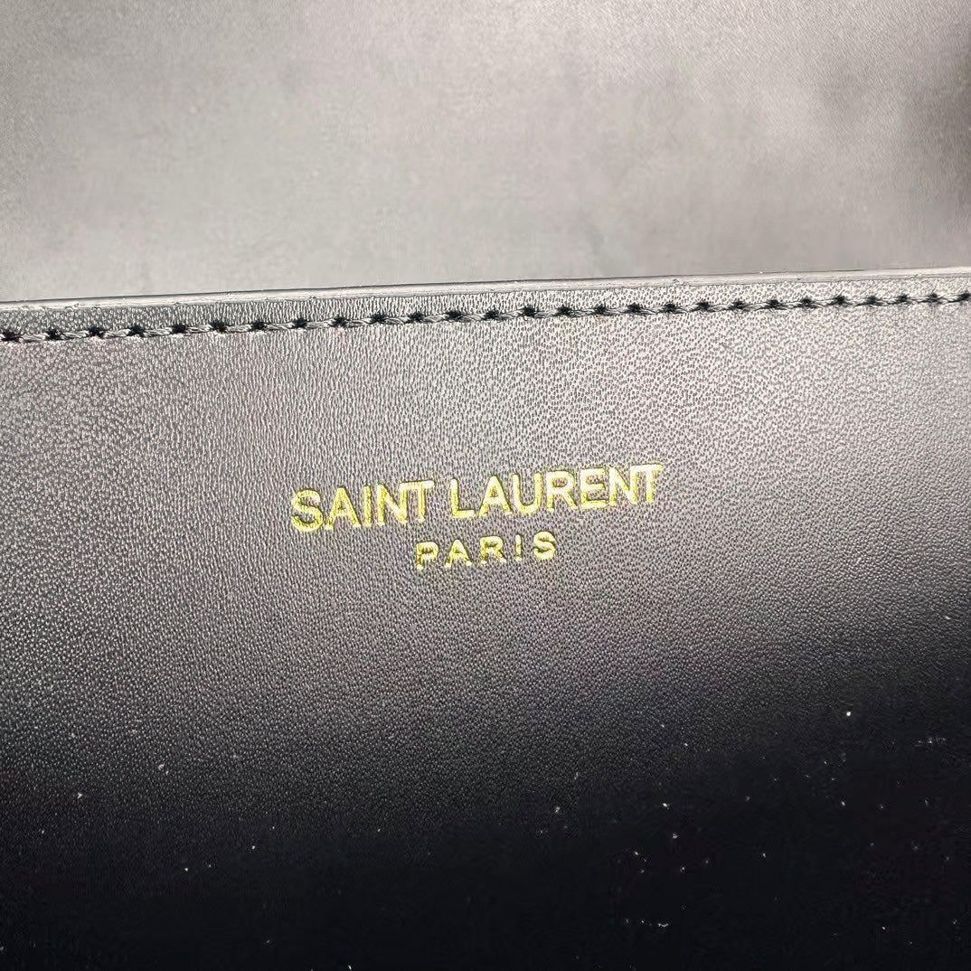 Strukturierte Leder-Schultertasche mit Goldkette – Foto 5