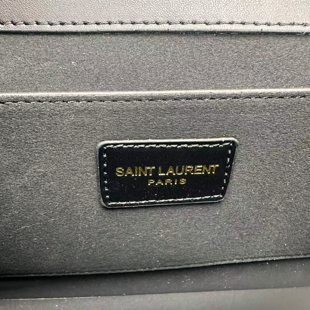 Strukturierte Leder-Schultertasche mit Goldkette – Foto 7