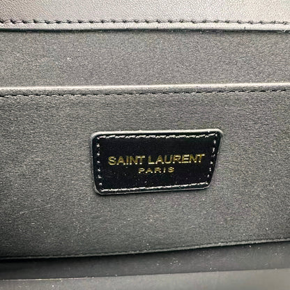 Strukturierte Leder-Schultertasche mit Goldkette – Foto 7
