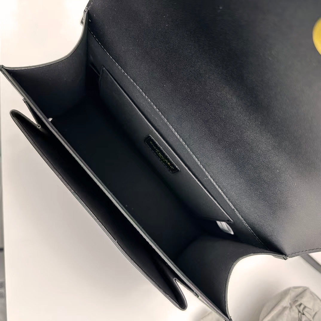 Strukturierte Leder-Schultertasche mit Goldkette – Foto 8