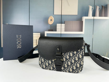 Klassische minimalistische Leder-Crossbody-Tasche – Foto 10