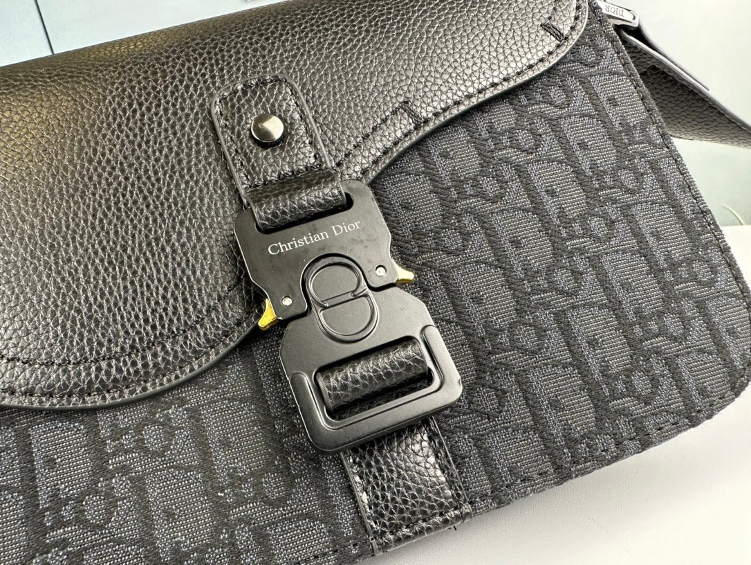 Klassische minimalistische Leder-Crossbody-Tasche – Foto 4
