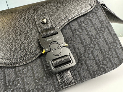Klassische minimalistische Leder-Crossbody-Tasche – Foto 4
