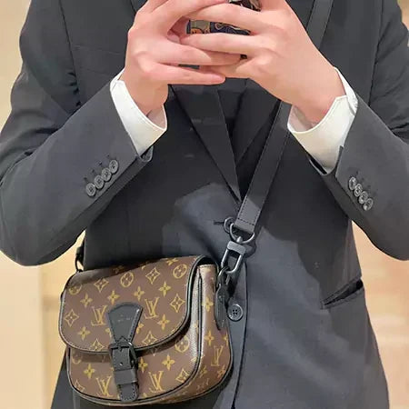 Luxuriöse Monogramm-Ledertasche