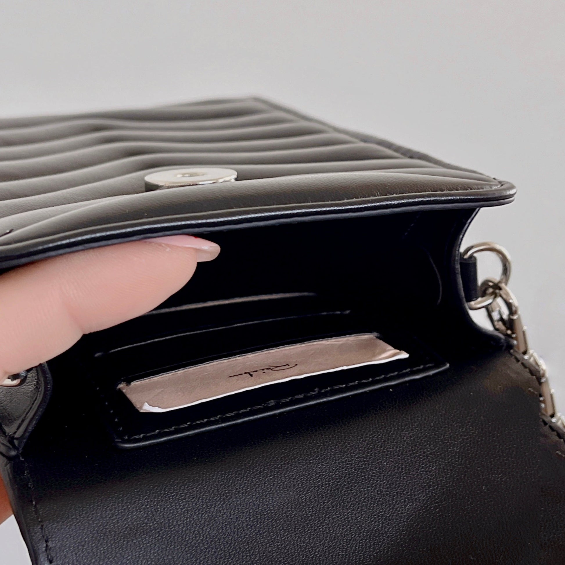 Leder-Handytasche mit Crossbody-Riemen 02