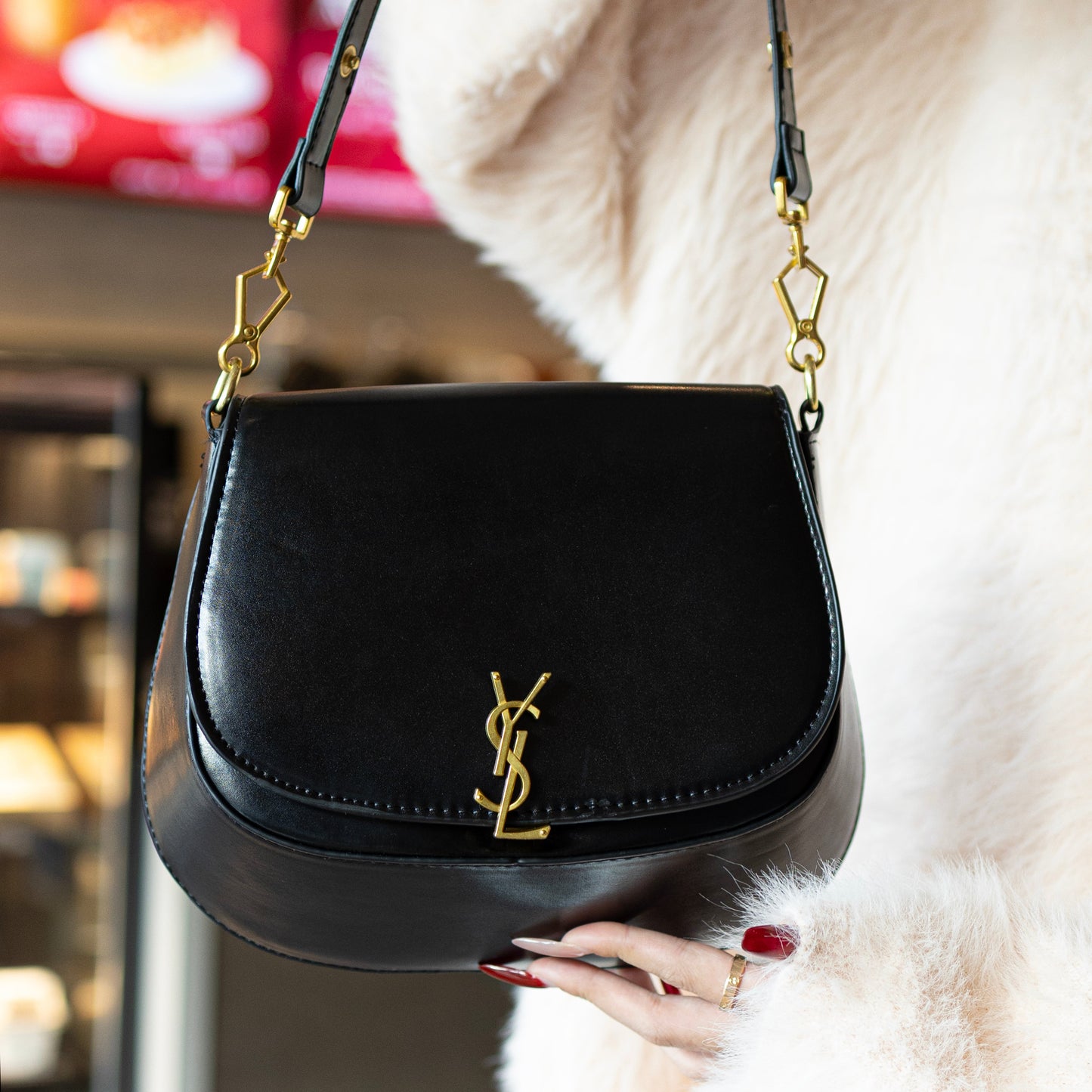 Noir & Gold Kettentasche