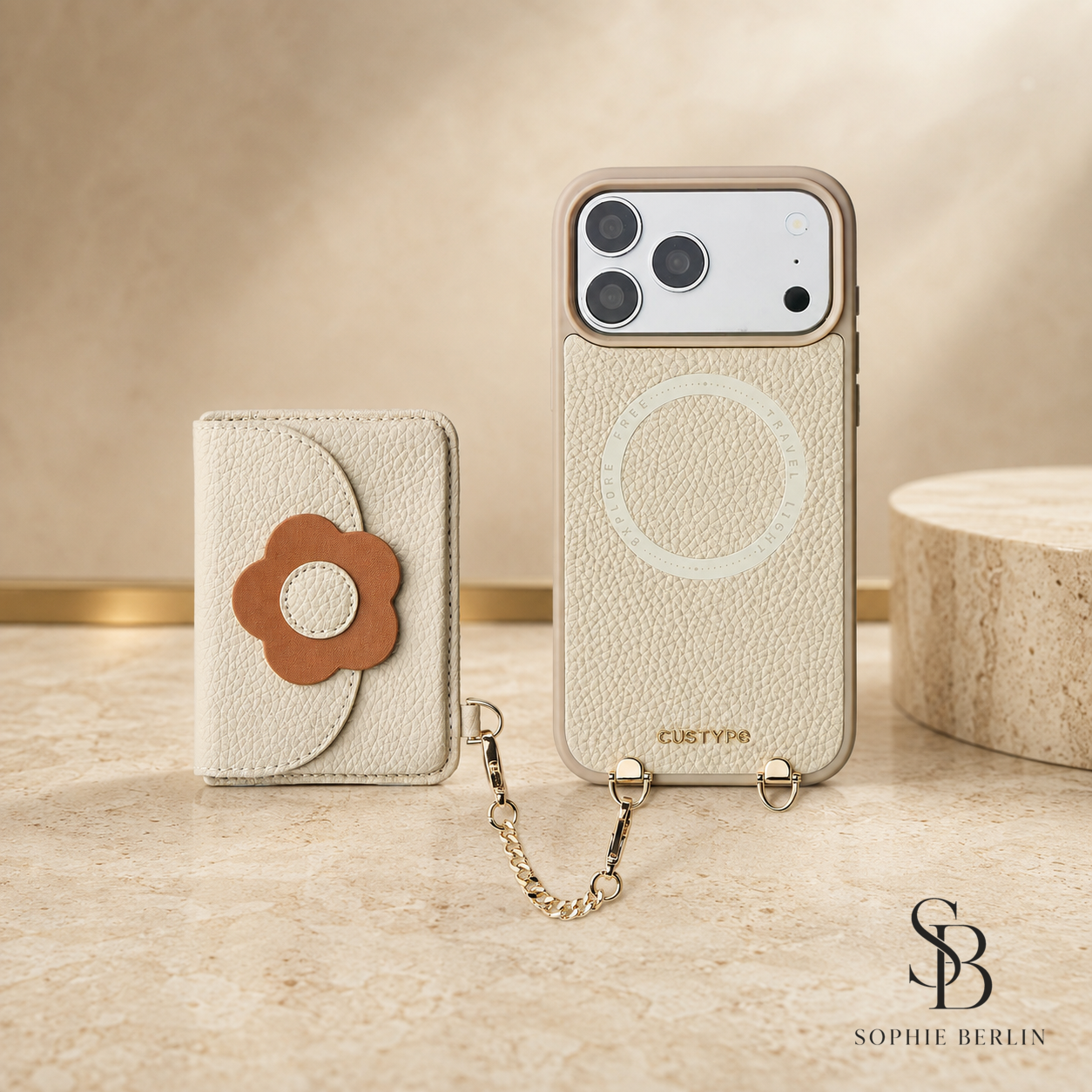 Beige Handyhülle und Slim-Wallet mit schwarzem Sophie-Berlin-Logo