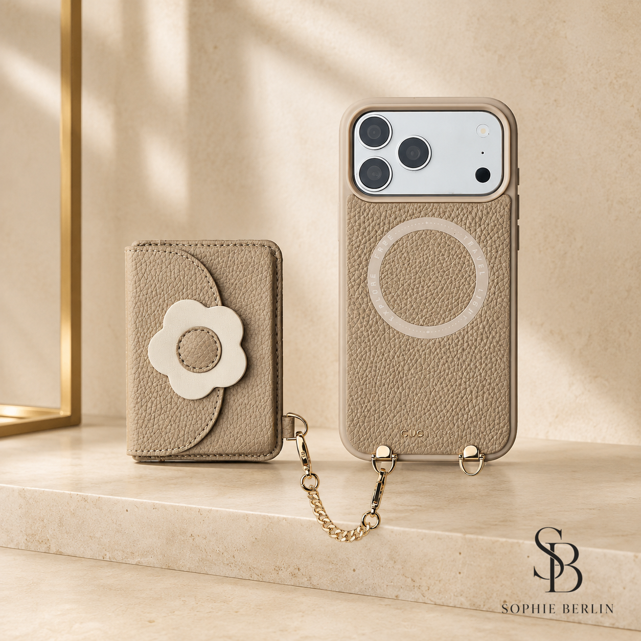 Taupe Handyhülle und Slim-Wallet mit schwarzem Sophie-Berlin-Logo