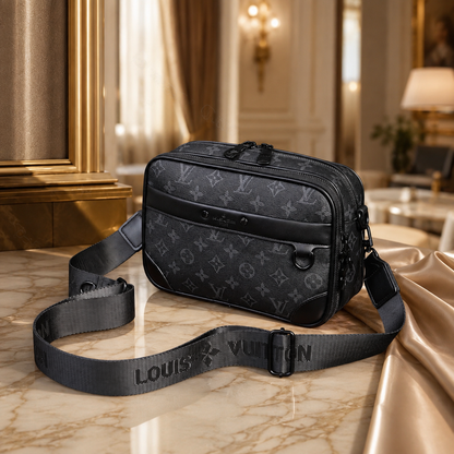 Luxuriöse schwarze Travel-Crossbody-Tasche auf Marmor und Champagnerseide